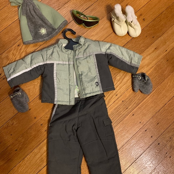 Retired American Girl doll, Samantha Parkington. With all shown outfits - Picture 15 of 16